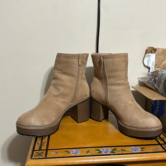 Platform Lug Bootie (WW) - Picture 9 of 10